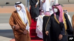 Le prince héritier d'Arabie Saoudite Mohammed ben Salmane (D) accueille l'émir du Qatar, Tamim bin Hamad al-Thani, lors du 41e sommet du Conseil de Coopération du Golfe à Al-Ula. (AP-photo fournie par la Cour royale saoudienne)