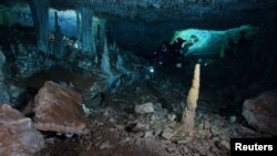 Seorang penyelam dari usat Riset bagi Sistem Akuifer (CINDAQ A.C) tampak di tambang oker yang ditemukan di gua bawah laut di Semenanjung Yucatan, Meksiko, dalam foto yang diperoleh Reuters, 2 Juli 2020. (Foto: Reuters)