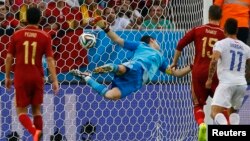 Spain's goalkeeper Iker Casillas dives trying to save a ball from Chile's Charles Aranguiz (not pictured) during their 2014 World Cup Group B soccer match at the Maracana stadium in Rio de Janeiro June 18, 2014.