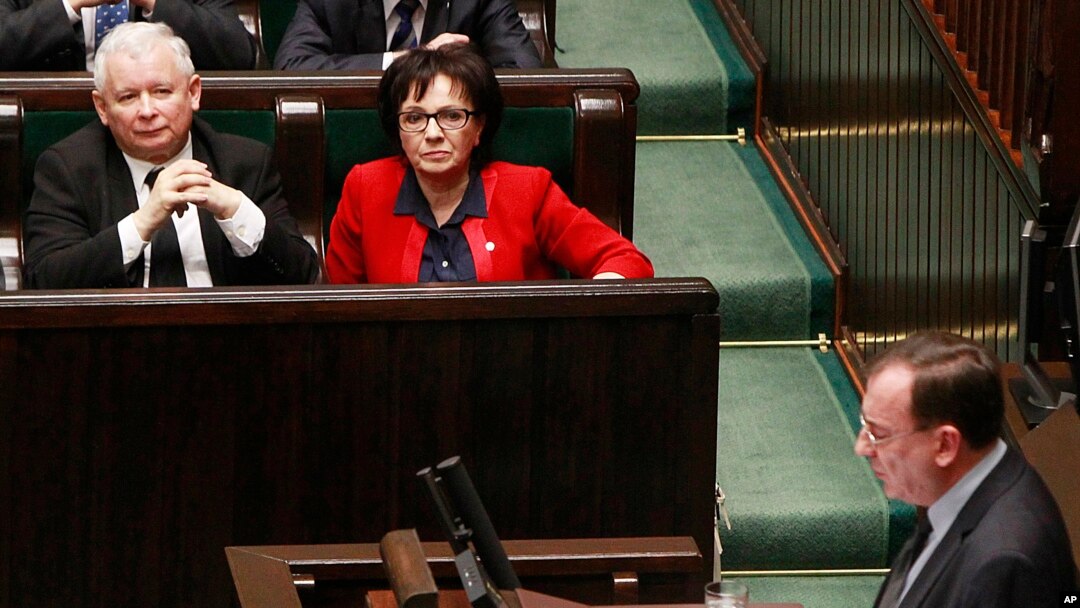 Глава МВД Польши выступает на заседании польского парламента. Слева – лидер партии «Право и справедливость» Ярослав Качиньский (архивное фото)