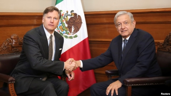 ARCHIVO - El entonces presidente mexicano Andrés Manuel López Obrador estrecha la mano del embajador de EEUU en esa nación, Christopher Landau, durante una reunión en México el 26 de agosto de 2019.