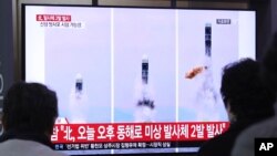 31일 한국 서울역 대합실에 설치된 TV에 북한의 미상 발사체 2발 발사 관련 속보가 나오고 있다.