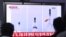 Personas mirando imágenes de archivo de un lanzamiento de misil de Corea del Norte durante una programa de noticias en la estación de trenes de Seúl, Corea del Sur, el jueves, 31 de octubre, de 2019.