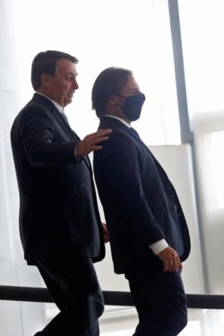 El presidente de Brasil, Jair Bolsonaro, caminacon el presidente de Uruguay, Luis Lacalle Pou, antes de una conferencia de prensa en el Palacio Planalto en Bras el 3 de febrero de 2021.