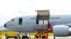 Vacunas donadas por Estados Unidos llegaron a Bogotá, el jueves en la mañana, en un avión de la Fuerza Aérea Colombiana. [Foto: Cortesía Presidencia de Colombia]