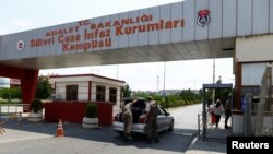 Suasana di luar kompleks penjara Silivri dekat Istanbul, Turki, 5 Agustus 2016. (Foto: REUTERS/Osman Orsal)