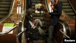 Люди укрываются внутри станции метро во время обстрелов в Киеве