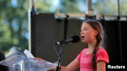 Aktivis lingkungan asal Swedia, Greta Thunberg, yang berusia 16 tahun, berbicara kepada banyak demonstran di Global Climate Strike di Manhattan, New York, AS, 20 September 2019. (Foto: Reuters / Lucas Jackson)