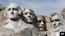 Барельеф, высеченный на горе Рашмор в честь четырех президентов США