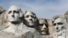 Mount Rushmore di Keystone, South Dakota. (Foto: dok). Panitia telah membatalkan rencana untuk mengamanatkan jarak sosial selama kunjungan Presiden Donald Trump, 3 Juli 2020, dalam perayaan awal Hari Kemerdekaan AS. 