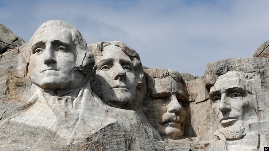 Mount Rushmore di Keystone, South Dakota. (Foto: dok). Panitia telah membatalkan rencana untuk mengamanatkan jarak sosial selama kunjungan Presiden Donald Trump, 3 Juli 2020, dalam perayaan awal Hari Kemerdekaan AS. 