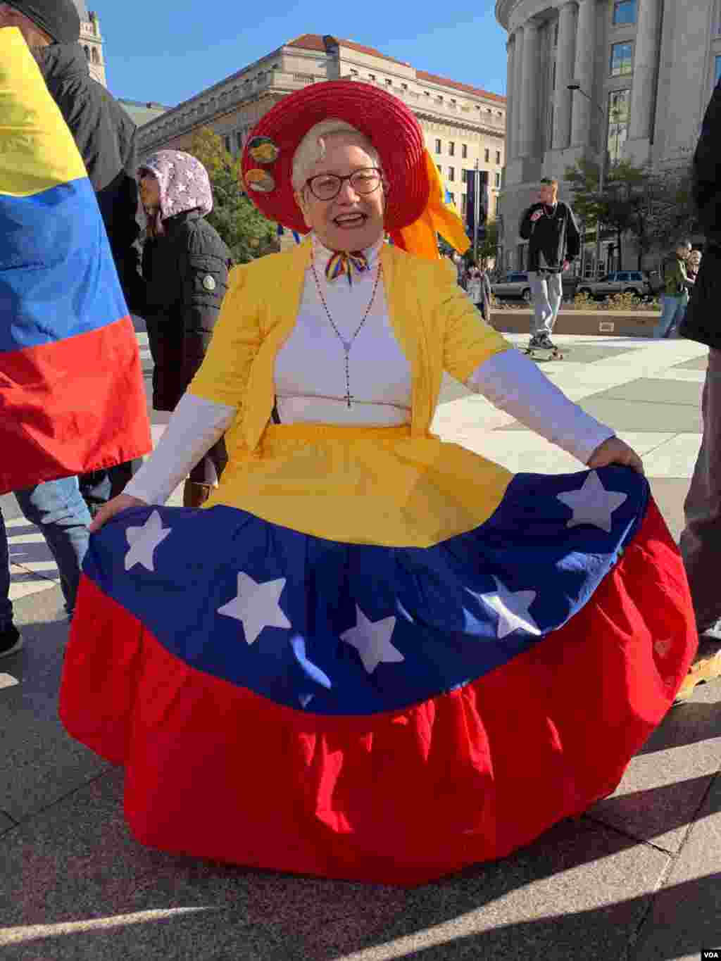 Una mujer con vestido típico asiste a la protesta contra el presidente en disputa de Venezuela, Nicolás Maduro, en Washington DC. Sofía Pisani/VOA.