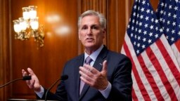 Mantan Ketua DPR AS, Kevin McCarthy, berbicara kepada reporter di Gedung Capitol, Washington, beberapa jam setelah ia dilengserkan dari dari jabatannya sebagai Ketua DPR pada 3 Oktober 2023. (Foto: AP/J. Scott Applewhite)