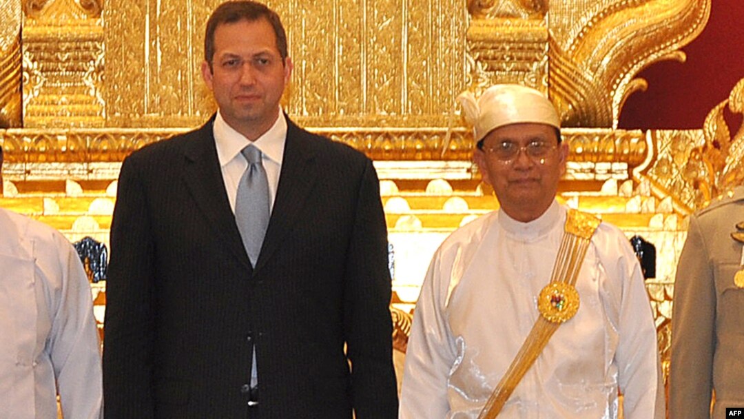 U.S. Ambassador to Burma Derek Mitchell (L) poses for a photograph next to Burmese President Thein Sein at his residence in Naypyidaw on July 11, 2012. 