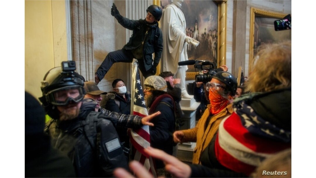 Los manifestantes pro-Trump asaltan el Capitolio para impugnar la certificación de los resultados de las elecciones presidenciales de Estados Unidos de 2020.