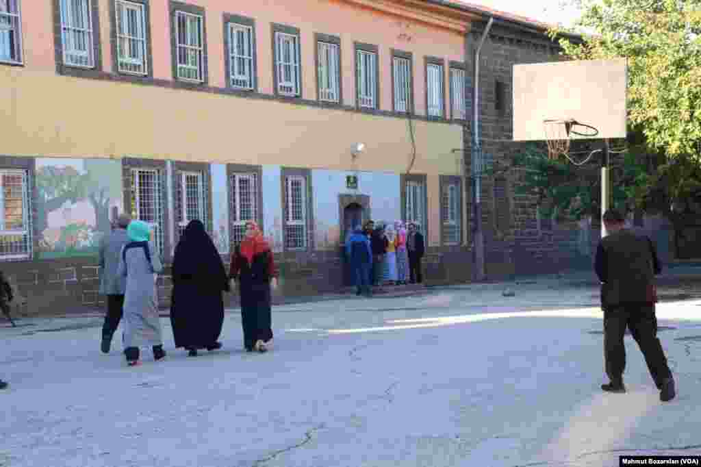 Diyarbakır'ın Sur mahallesinde seçim için sıkı güvenlik önlemleri alındı