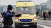 Una ambulancia llega al aeropuerto de Bruselas.