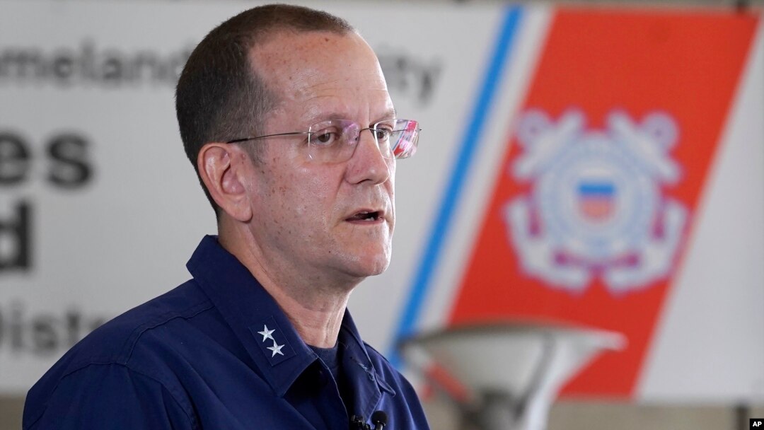 El Contralmirante de la Guardia Costera John Mauger, habla con los medios de comunicación el lunes 19 de junio de 2023 en Boston. (Foto AP/Steven Senne)