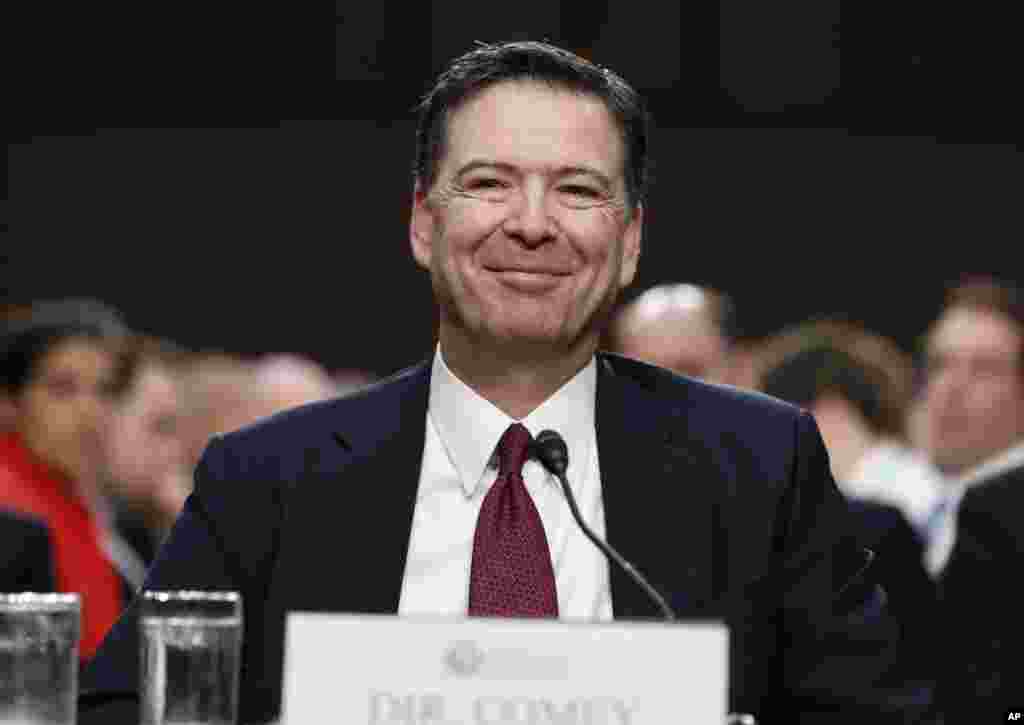 Le 9 mai 2017, Donald Trump renvoie le directeur du FBI James Comey pour son traitement de l&#39;enquête sur les courriels d&#39;Hillary Clinton. Mais James Comey a témoigné qu&#39;il pense avoir été congédié pour &quot;changer la façon dont l&#39;enquête en Russie était menée&quot; et son refus de cesser les enquêtes contre le général Michael Flynn L&#39;ancien directeur du FBI témoigne à Capitol Hill, Washington, le 8 juin 2017. &nbsp;