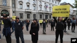 Bamwe mu bagize ishirahamwe riharanira agatea ka zina muntu, Amnesty International mu myirekano isaba ukuri ku rupfu rwa Giulio Regeni 
