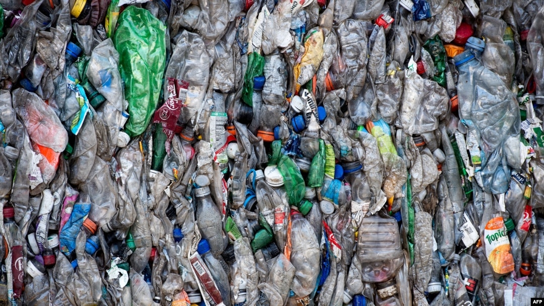 ILUSTRACIJA: Gomila plastičnih flaša pre nego što se recikliraju u fabrici u turskoj provinciji Gaziantep. (Foto: Yasin AKGUL / AFP)