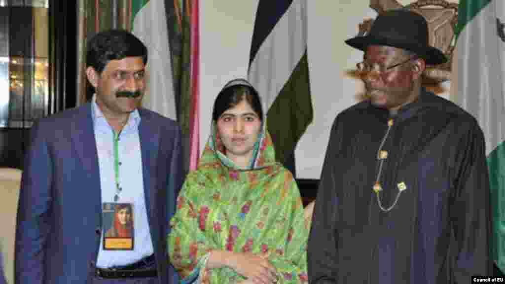 Yar fafutuka Malala Yousafzai da Baban ta Ziauddin da shugaban Najeriya Goodluck Jonathan a Abuja 14 ga Yuli 2014.