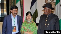 Malala dan ayahnya, Ziauddin (kiri) dan Presiden Nigeria Goodluck Jonathan, di Abuja, Nigeria, dalam dukungan terhadap pembebasan para siswi yang diculik militan Boko Haram(14/7/2014). 