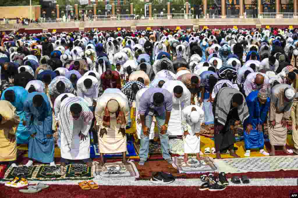 مسلمانان شهر مینیاپولیس امریکا نیز نماز عید را در یکی از مساجد این شهر ادا کردند.