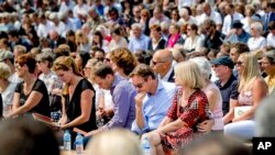 Familiares asisten a la inauguración del Monumento Nacional para las víctimas del MH17 en Vijfhuizen, Países Bajos, el lunes, 17 de julio de 2017. Hace 3 años un misil tierra-aire hizo explotar un avión de pasajeros de Malaysia Airlines sobre el cielo de Ucrania. La ceremonia, a la que asistió el rey holandés marcó el aniversario. El monumento está cerca del aeropuerto de Amsterdam desde el cual partió el avión. (Remko de Waal / Pool a través de AP)