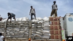 Para pekerja mendistribusikan bantuan bahan makanan yang disalurkan oleh Badan Pangan PBB (WFP) di Zelazle, kawasan Tigray, Ethiopia yang dilanda konflik (foto: dok). 