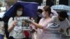 Orang-orang antre untuk membeli edisi terakhir koran Apple Daily di sebuah kios di pusat kota Hong Kong, Kamis, 24 Juni 2021. (Foto: Vincent Yu/AP Photo)