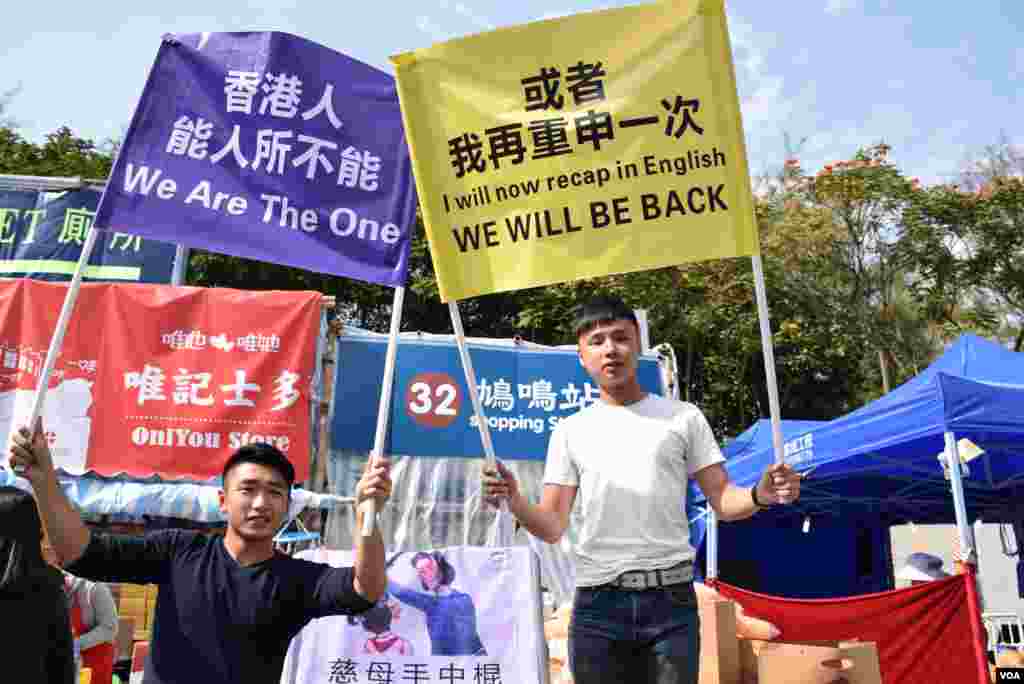 有維園年宵市場的攤位售賣模仿警方警告標語的雨傘運動為主題的產品