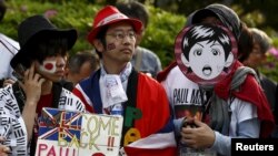 Fans wait for the arrival of Paul McCartney before his gig at the Nippon Budokan arena in Tokyo, April 28, 2015.