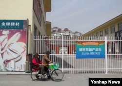 지난 2017년 4월 북중 국경무역 활성화를 위해 조성된 중국 단둥 호시무역구 내 북한농산물거리가 북핵개발에 대응한 국제사회 제재로 북한 상인 입주 없이 텅 비어있다. (자료사진)