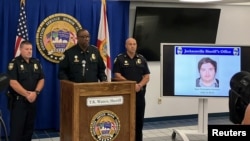 Foto tersangka Ryan Christopher Palmer, 21 tahun, ditampilkan pada konferensi pers polisi di Jacksonville, Florida (26/8). 