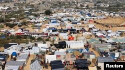 Raseljeni Palestinci u kampu u Rafi