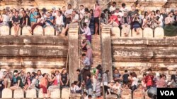 Crowds gather to watch the sunset on one of Bagan's temples. (Photo: John Owens for VOA)