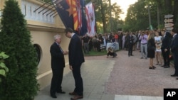 Ambasador SAD Kajl Skot i predsednik Srbije Aleksandar Vučić razgovaraju tokom prijema povodom Dana nezavisnosti SAD u američkoj ambasadi u Beogradu (Foto: VOA/Aleksandra Nenadović) 