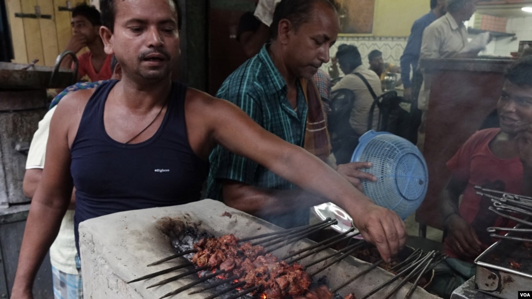 Beef kabab being grilled at a restaurant in a Muslim locality of Kolkata, Sept. 03, 2015. (Shaikh Azizur Rahman/VOA) 