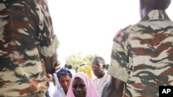 Sojoji suna gadi yayinda jama'a suka yi layi domin kada kuri'a a jamhuriyar Niger