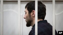 Zaur Dadayev, satu dari lima tersangka dalam pembunuhan Boris Nemtsov berdiri di ruang sidang di Moskow, Rusia, Minggu, 8 Maret 2015. (AP Photo/Ivan Sekretarev).