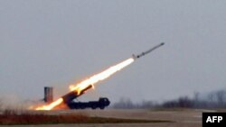 На фото опублікованому офіційним Корейським центральним новинним агентством (KCNA) 20-гоо квітня 2024 року, показано, як ракетна адміністрація КНДР проводить випробування потужності надвеликої боєголовки, розробленої для «Hwasal-1 Ra-3». (Фото KCNA через KNS/AFP) 