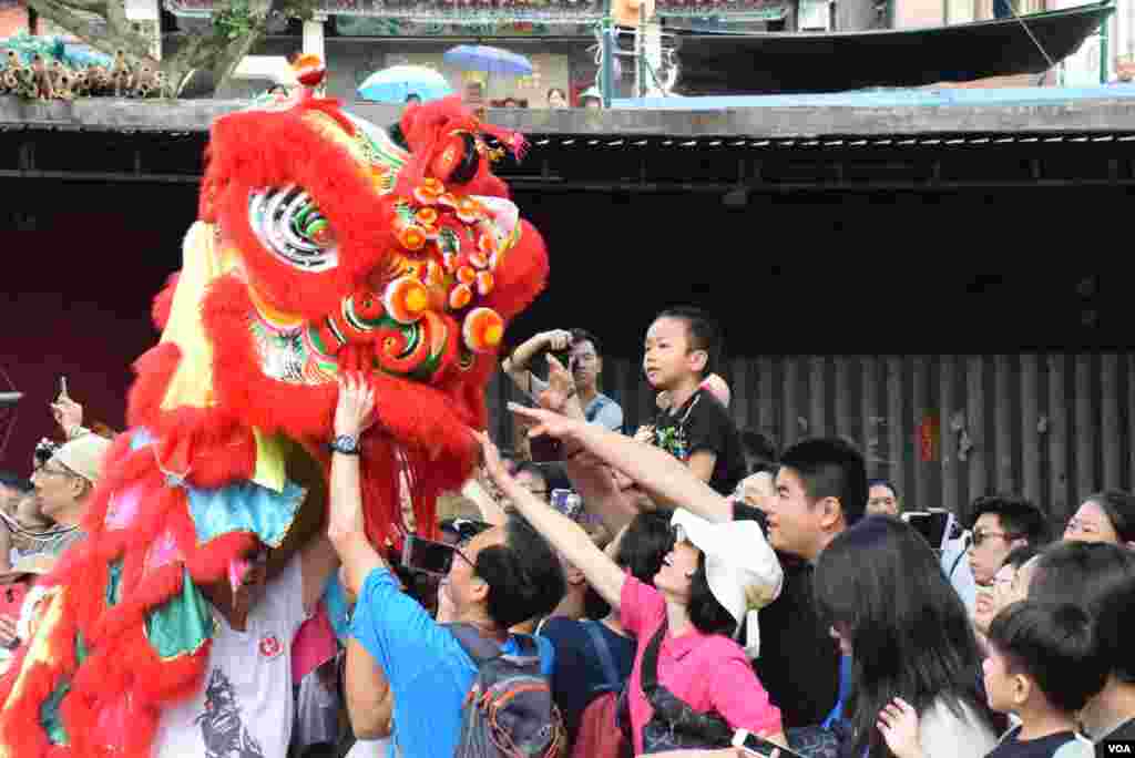 醒獅表演與觀眾同樂。(美國之音湯惠芸)