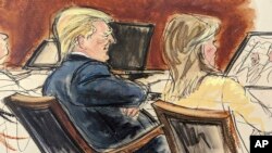 En este boceto de la sala del tribunal, Donald Trump está sentado con los brazos cruzados junto a su abogada, Alina Habba, en el Tribunal Federal de Nueva York, el 17 de enero de 2024.