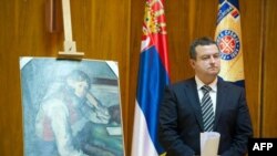 Ministar policije Ivica Dačić pored ukradene slike Pola Sezana