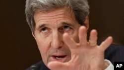 Menteri Luar Negeri John Kerry bersaksi di hadapan subkomite Senat di Capitol Hill, Washington untuk membela permintaan anggaran untuk operasi diplomasi (24/2). (AP/J. Scott Applewhite)