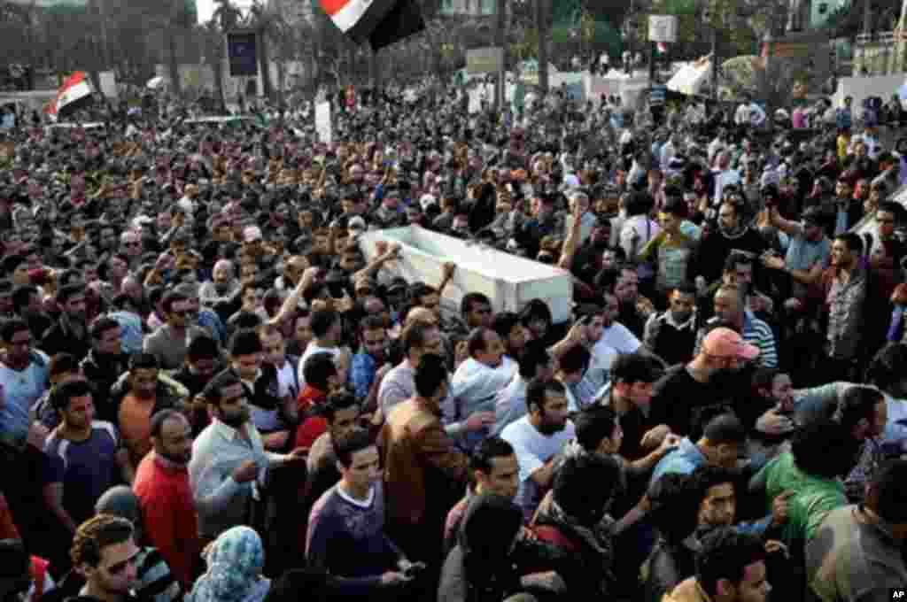 Egyptians carry the body of Gaber Salah