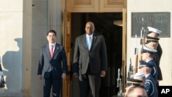 El secretario de Defensa de EEUU, Lloyd Austin, da la bienvenida al ministro de Defensa de Corea del Sur, Kim Yong Hyun, al Pentágono el 30 de octubre de 2024 en Washington.