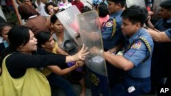 Protesters scorned Philippine President Benigno Aquino III for allegedly mishandling the standoff between members of a Philippine Muslim clan, who took over an entire Malaysian village to lay claim to a sprawling Borneo state, Manila, Philippines, March 7, 2013.