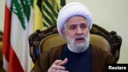 Wakil pemimpin Hizbullah Lebanon, Sheikh Naim Qassem, berbicara dalam sebuah wawancara dengan Reuters di pinggiran kota Beirut pada 2022. (Foto: Reuters)